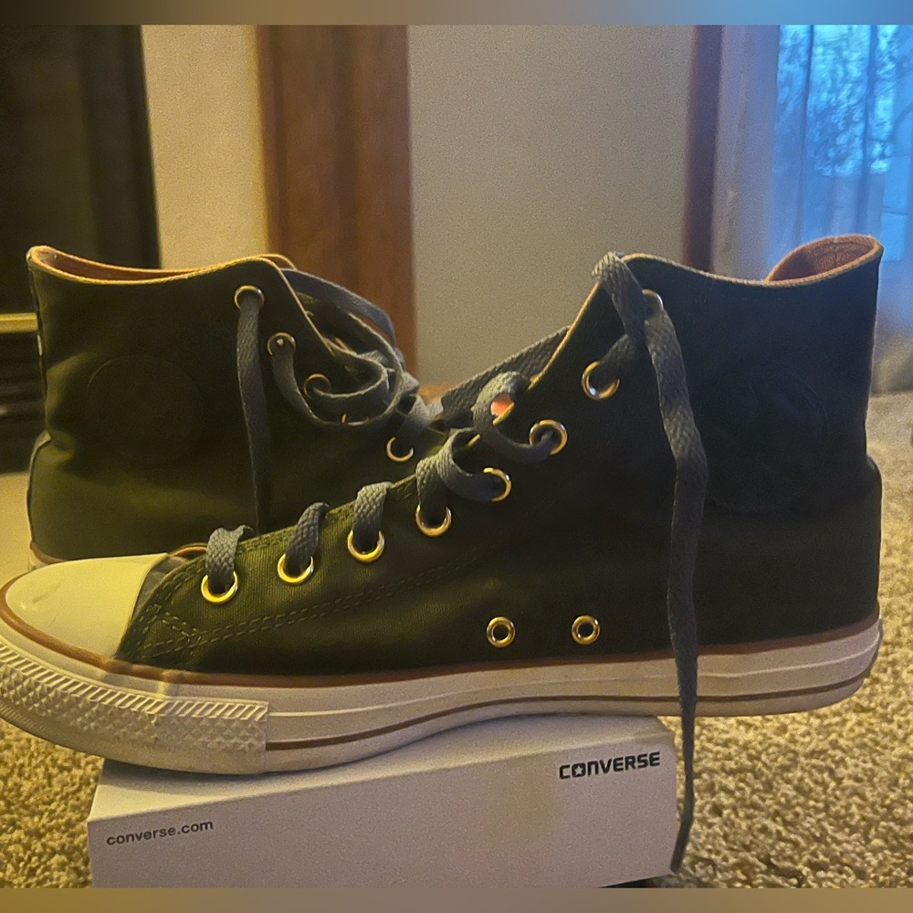 Men’s Olive Green custom Chuck Taylor All Stars
Size 10